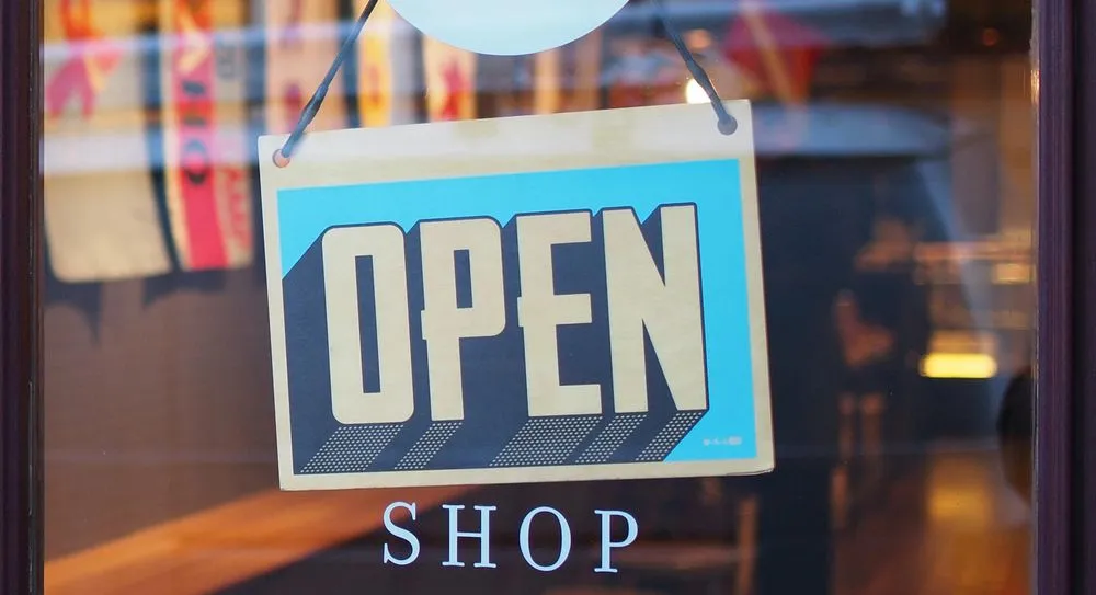 Eingangstür Ladengeschäft mit Schild Open